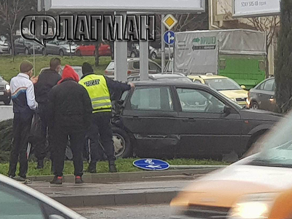 Само във Флагман.БГ! Таксиджия герой извадил шофьора от размазания Фолксваген, помагал до идването на линейката