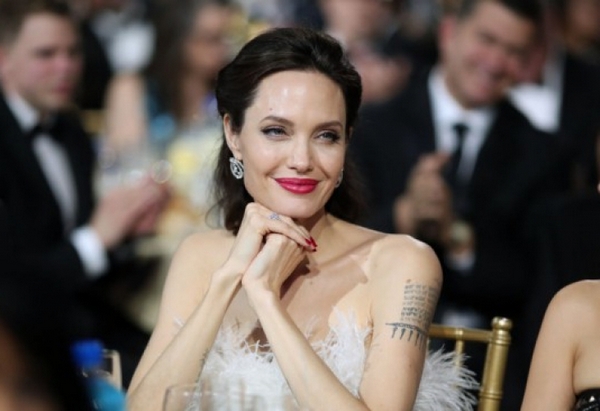 Анджелина Джоли блесна в ослепителен тоалет на филмови награди и накара всички да онемеят
