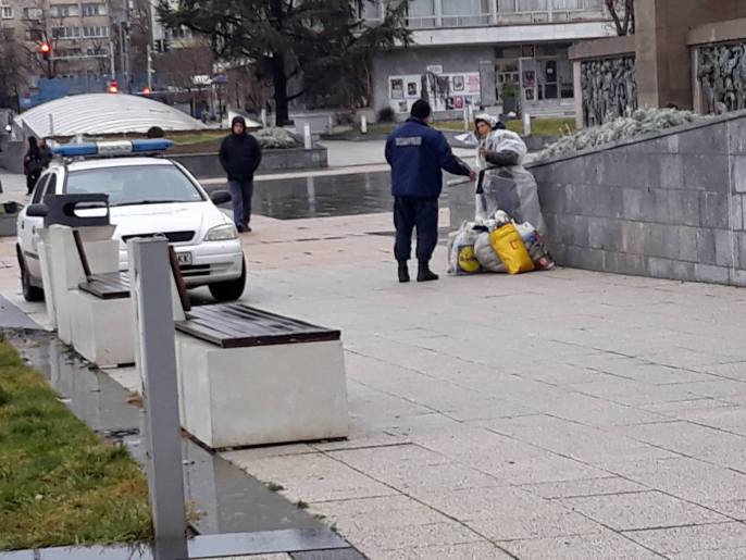 Екшън в центъра на Бургас! Жена крещи на деца: Ще убия един от вас и няма кой да ви спаси!