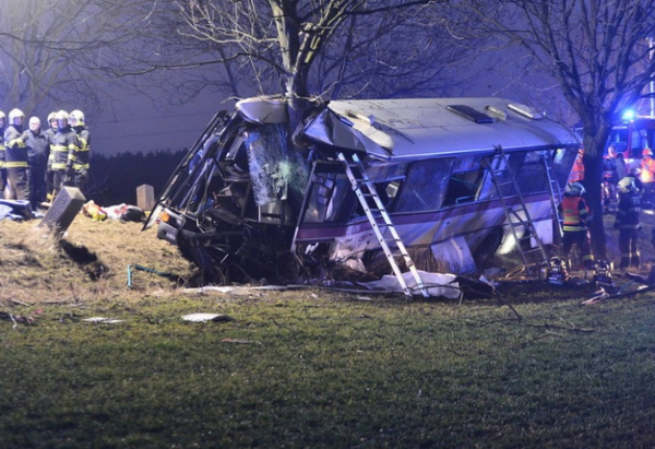 Зверска катастрофа, автобус от градския транспорт се удари в дърво, има загинали и много ранени! (СНИМКИ 18+)