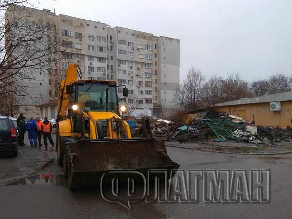 Багер изрина опожареното заведение "Ред Корнер" в жк "Славейков" (СНИМКИ)