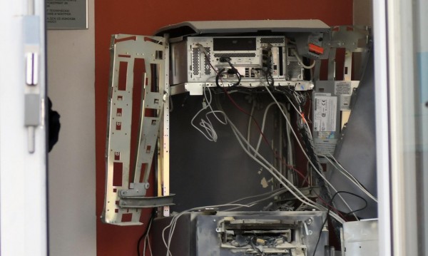 Апашите отмъкнали 70 бона от разбития банкомат