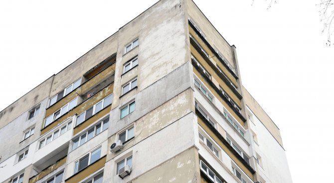 Млада жена падна от 9-тия етаж на блок
