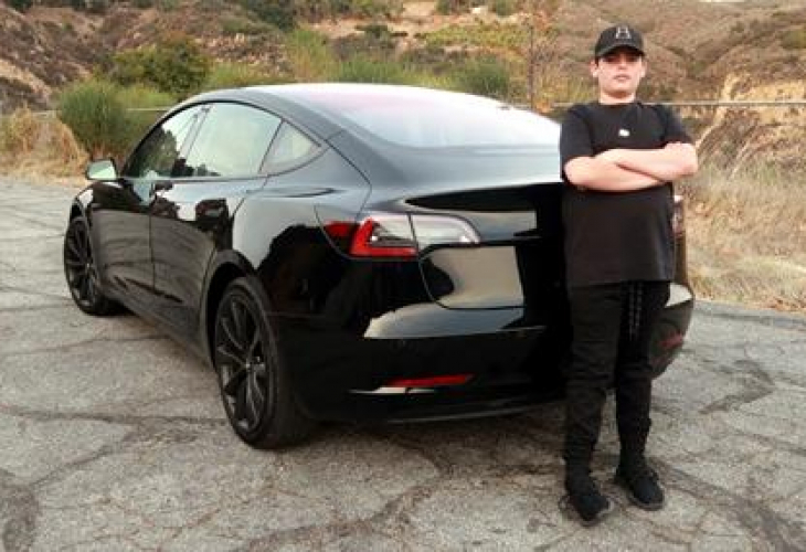 14-годишно пишлеме си купи чисто нова Tesla Model 3