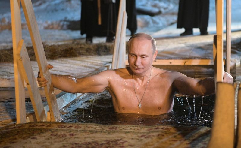 Владимир Путин се потопи в ледените води на езеро по случай Богоявление (СНИМКИ/ВИДЕО)