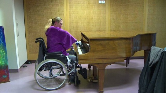 Жена с трансплантирани ръце отново свири на пиано