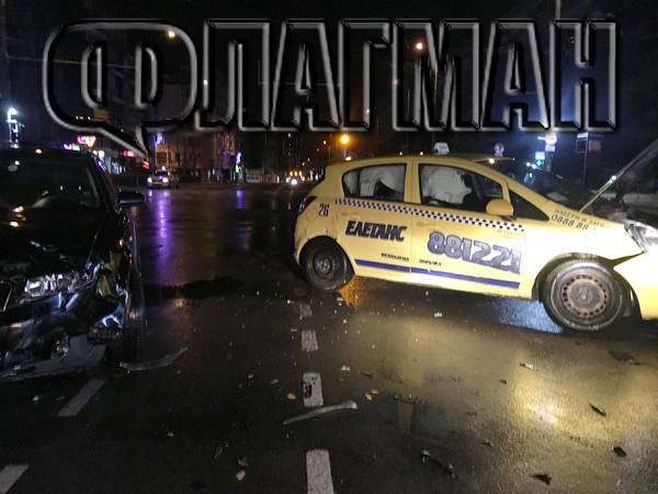 Зверска катастрофа на Билковата аптека: Такси с клиенти отнесе Ауди (СНИМКИ)