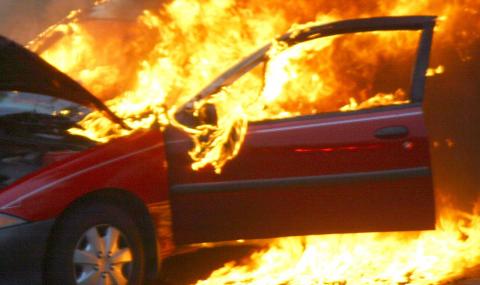 Пишман шофьор се блъсна в дърво, автомобилът изгоря