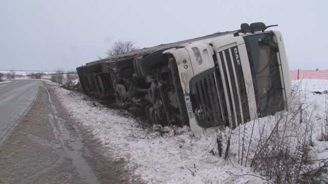 Снежен ад! Камион се преобърна заради непочистен път (СНИМКА)