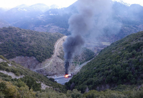 Български ТИР пламна като факла на пътя за Солун (ВИДЕО)