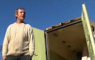 Добри хора спасиха 39-годишния бездомен епилептик, дадоха му фургон, храна и дрехи (ВИДЕО)