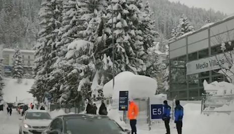 Невиждан сняг засипа икономическия форум в Давос