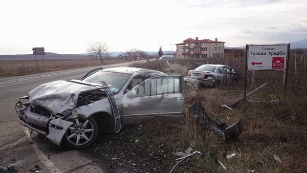 Нисан и Мерцедес се помляха на пътя, трима души са в болница (СНИМКИ/ВИДЕО)