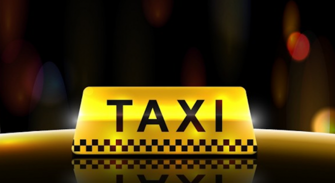 Внимание! Тази красавица побърка таксиджиите, вози се безплатно и отпрашва (СНИМКИ)