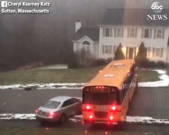 Училищен автобус се пързаля назад над 50 метра заради лед на пътя (ВИДЕО)