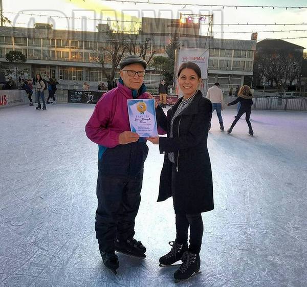 Уникално! Вижте най-възрастния кънкьор на ледената пързалка в Бургас (ВИДЕО)