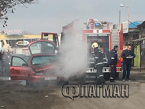 Фиат изгоря като факла в автосервиз край Ахелой, засегнати са още три коли