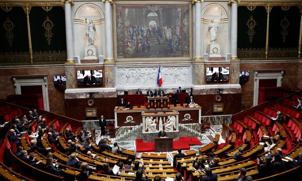 Приеха правилник за облеклото на депутатите във Франция