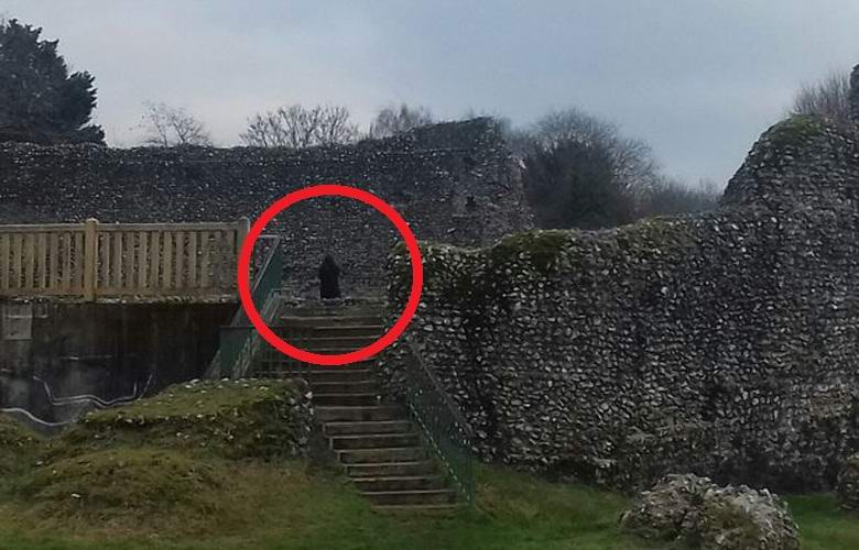 Снимаха призрак на монах край стар замък