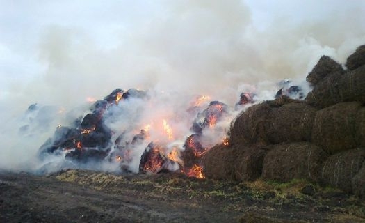Ужас! Пожар в Айтоско изпепели 1500 бали сено и слама