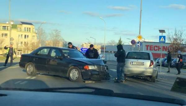 Мерцедес помете ямболски автомобил на бул. "Тракия" в Бургас