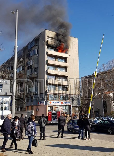 Извънредно! Пламна жилищен блок в центъра на Сливен (ВИДЕО)