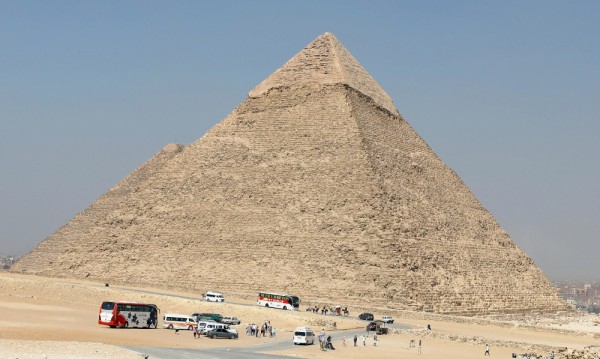 Доказано: Египетските пирамиди са построени от хора