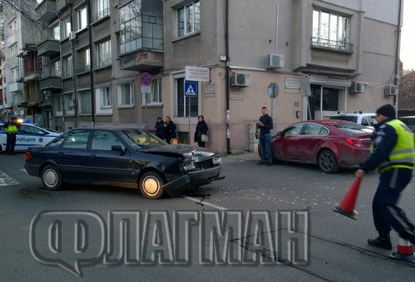 Извънредно! Ауди и Опел се помляха на ул. "Гладстон", ранена е жена (СНИМКИ)