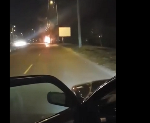 Огнен ад в жк "Меден рудник": Кола пламна в движение, полицаи блокираха пътя (СНИМКА)