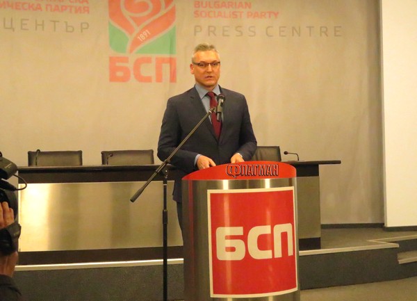 След решението на Конституционния съд: БСП настоява Делян Добрев пак да подаде оставка