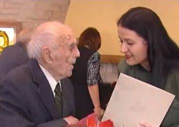 Учител навърши 100 години, дадоха му почетна грамота (ВИДЕО)