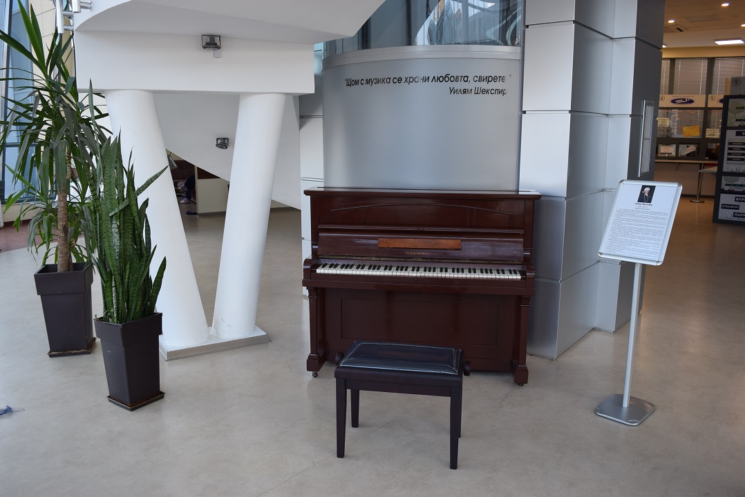 Уникално! Мелодии от старинно пиано посрещат пътниците на автогара ЮГ