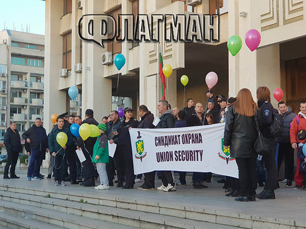 Протестът на надзирателите: Ако е доволен от нас премиерът Борисов, да ни изравни заплатите с тези в МВР! (СНИМКА)