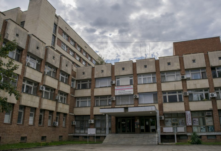 Грък вилня в българска болница! Налетя на бой на медсестра, лекарка и полицай, псува и уринира върху униформен