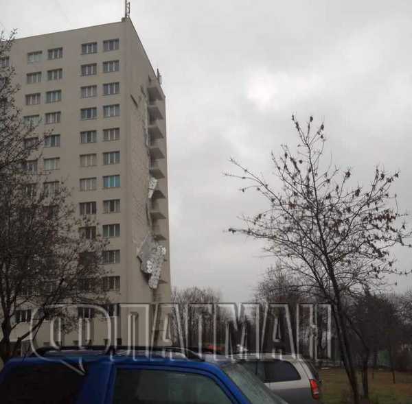 Ураганният вятър изкърти изолация на общежитие на Университет "Проф. д-р Асен Златаров" (СНИМКИ)