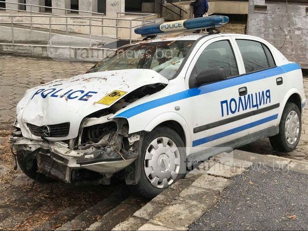 Полицейска кола излетя и се заби в дърво след катастрофа с Рено (СНИМКИ/ВИДЕО)