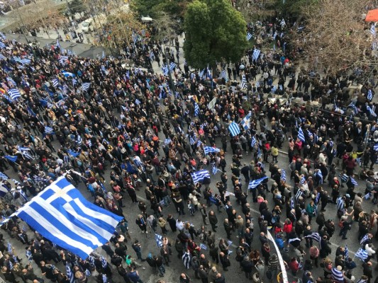 Стотици хиляди на митинг в Атина под мотото „Македония е гръцка” (ВИДЕО)