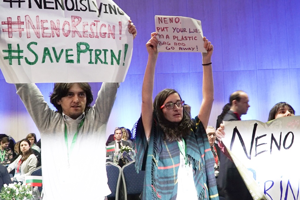 Зелените саботираха Нено Димов и европейския екофорум, нахлуха в сградата и викаха: "Neno, resign!"