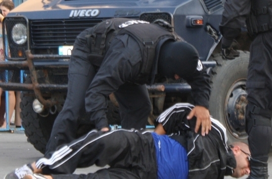 Екшън в жк „Славейков”: Бургазлията Пламен нападна полицаи заради свиреп питбул