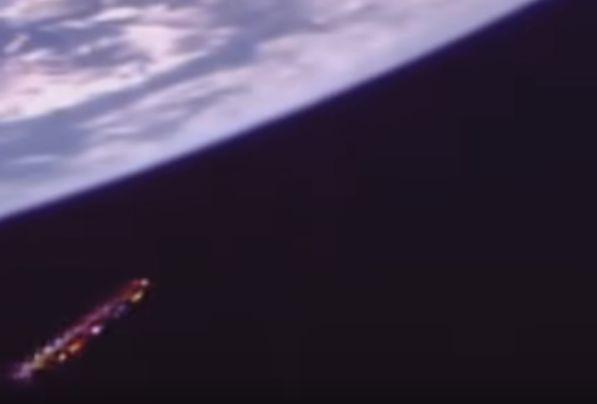 Огромен НЛО лети край Земята (ВИДЕО)