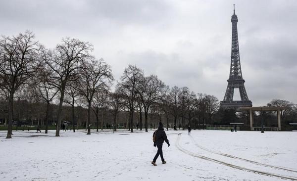 Париж се готви за обилен сняг и ветрове, затвориха Айфеловата кула