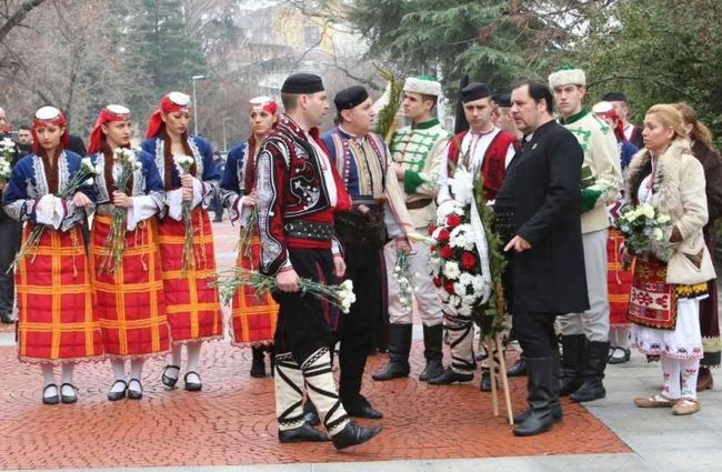 С народна носия Георги Манев изпрати приятеля си Стефан Шарлопов в последния му земен път