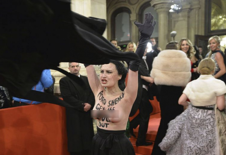 Гола активистка на Femen посрещна Порошенко на Виенския бал (СНИМКИ/ВИДЕО 18+)