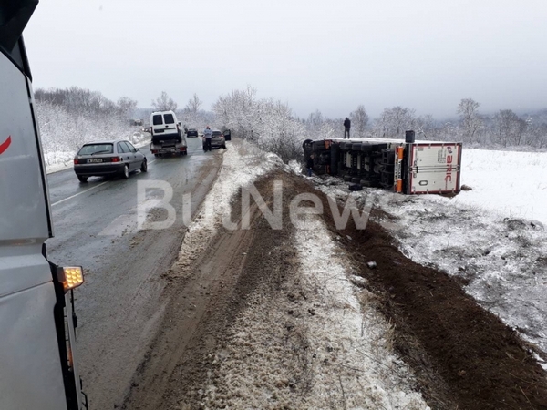 Обърнат тир затруднява движението на път Е-79