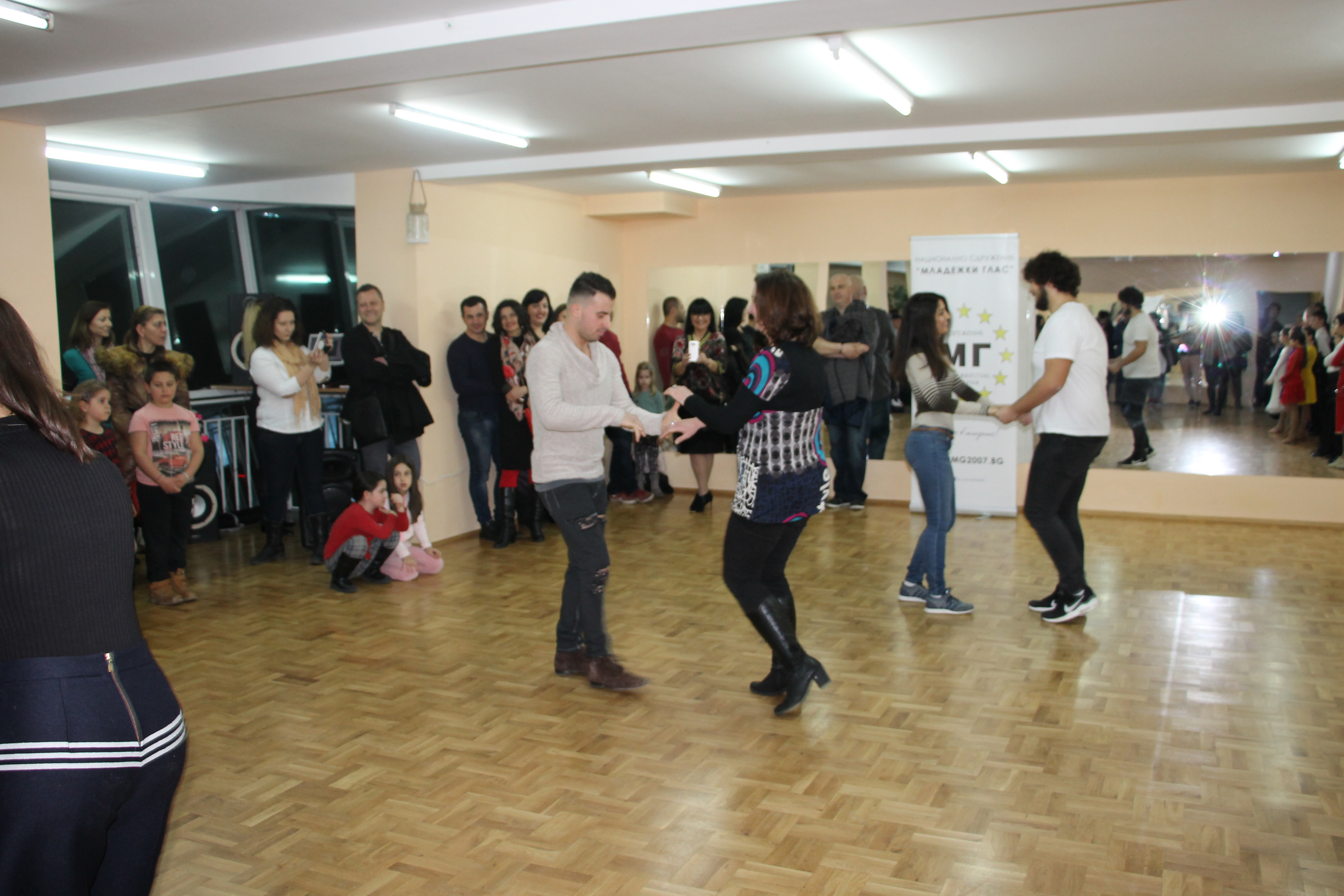 Танцово шоу за всички възрасти организираха младежи в Бургас
