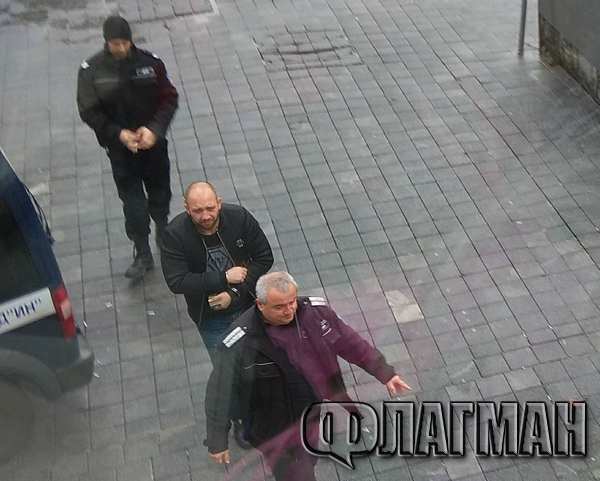 Култовият престъпник Игуаната марширува с охрана и белезници по площад "Тройката" в Бургас (СНИМКИ)