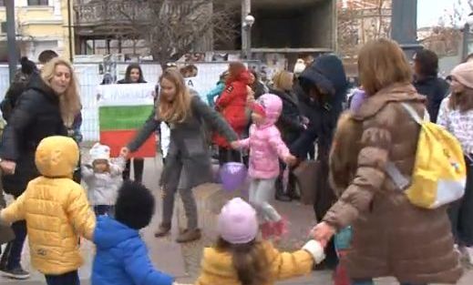 Родители от цялата страна излизат на протест срещу агресията в детските градини