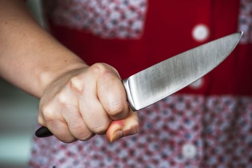 Екшън: Жена извади нож и налетя на мъж пред бензиностанция