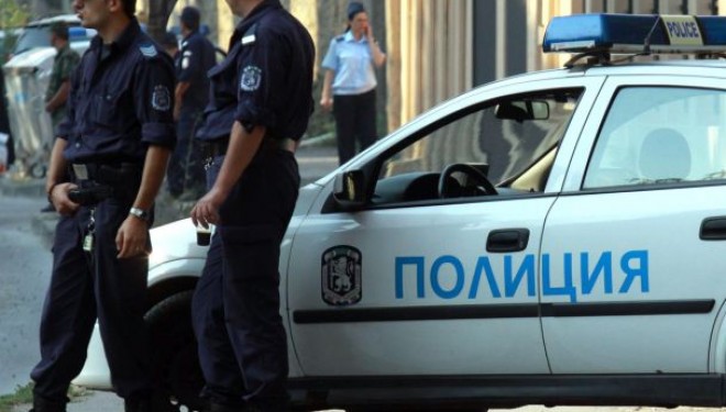 Иновация по български: Полицай пази автомата за номерчета в КАТ