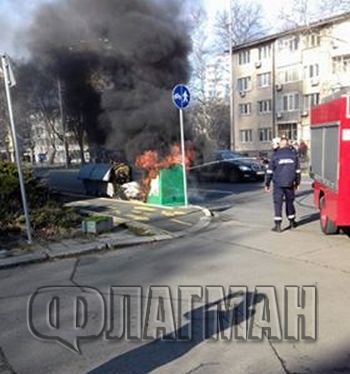 Екоконтейнери пламнаха в Бургас, вдигнаха на крак пожарната (СНИМКА)